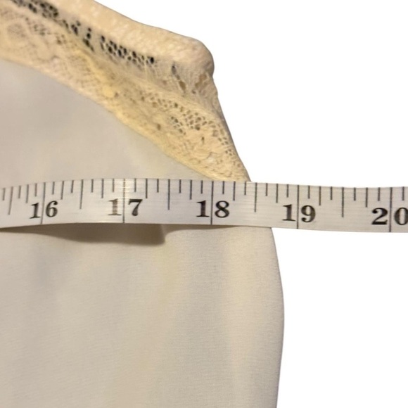 Lush Ivory Lace Sleeveless Top - Picture 4 of 6